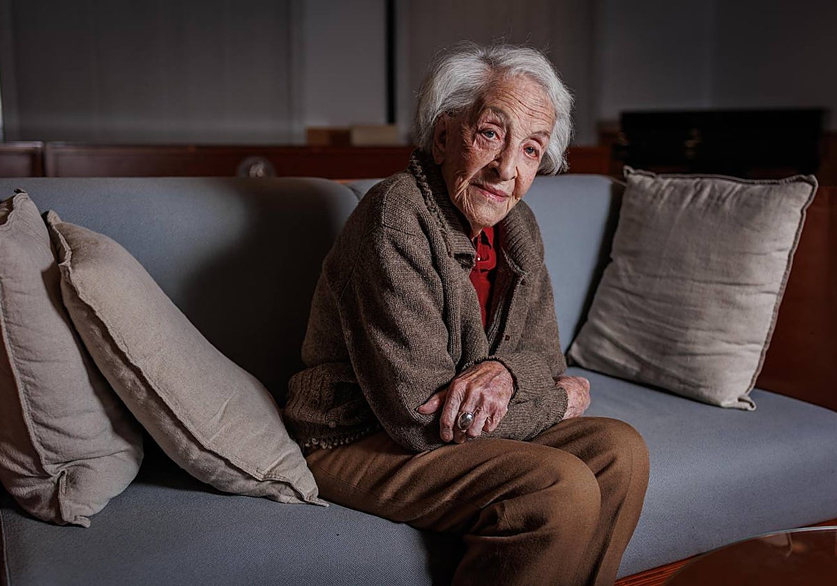 Ida Vitale, retratada durante la entrevista con ABC