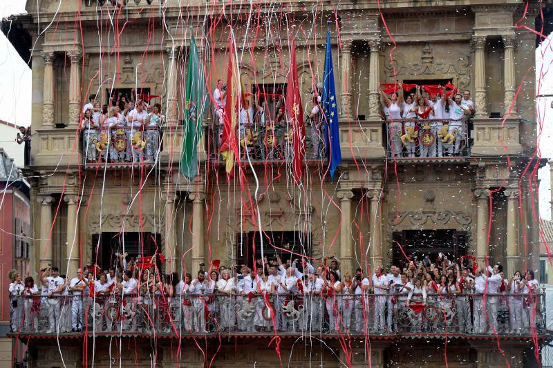 Decenas de personas celebran desde los balcones de la Casa Consistorial de Pamplona el Chupinazo que anuncia el inicio de los Sanfermines 2023