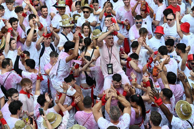 El Chupinazo del día 6 a las 12:00 horas marca el comienzo de las Fiestas de San Fermín