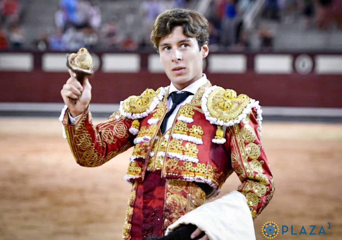 Parejo pasea la oreja del sexto