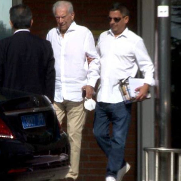 Mario Vargas Llosa recibe al alta hospitalaria tras superar el Covid