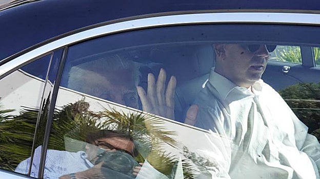 Mario Vargas Llosa después de recibir el alta tras superar su segundo ingreso por covid