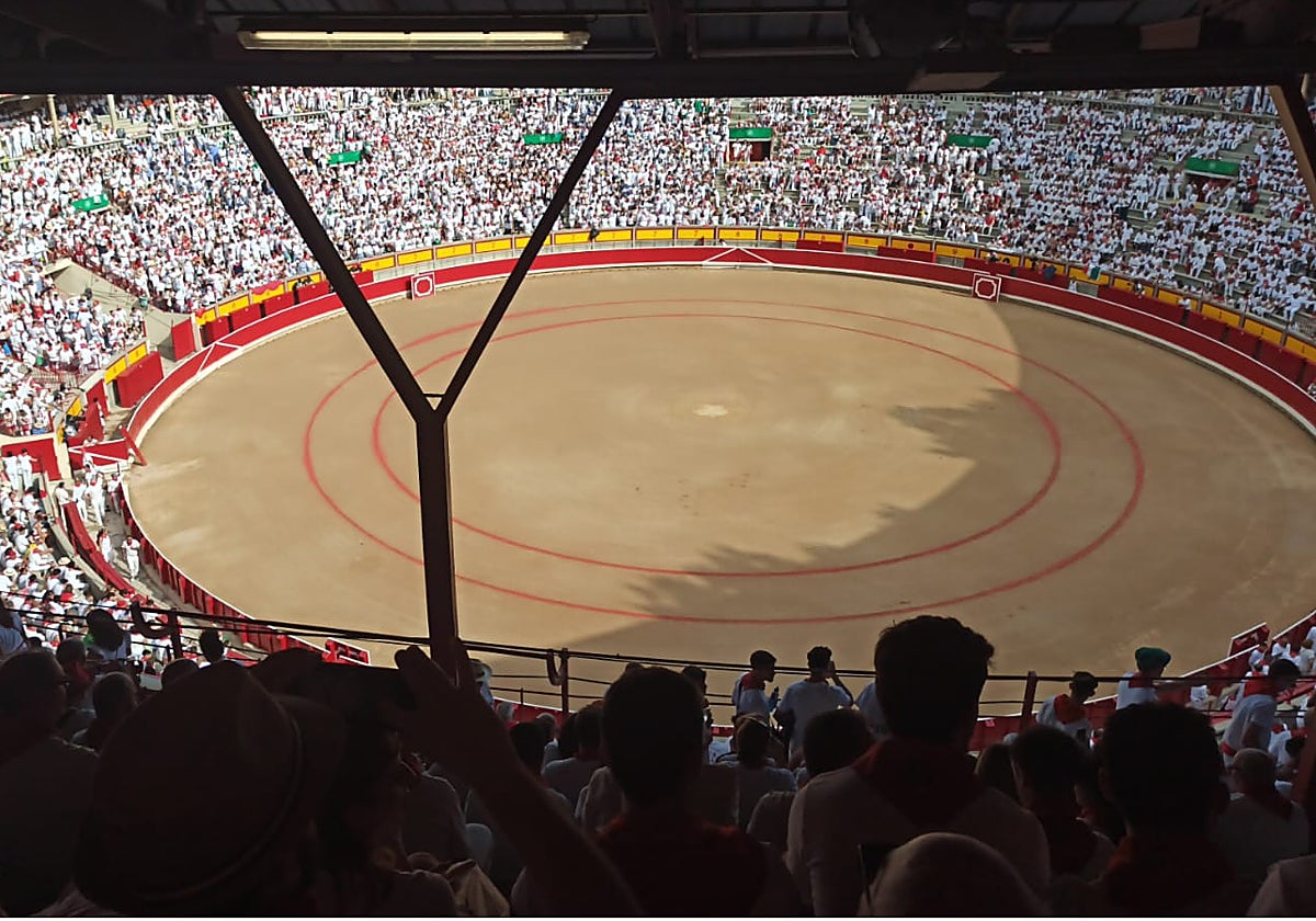 La plaza pamplonica llena para vivir la segunda de la Feria