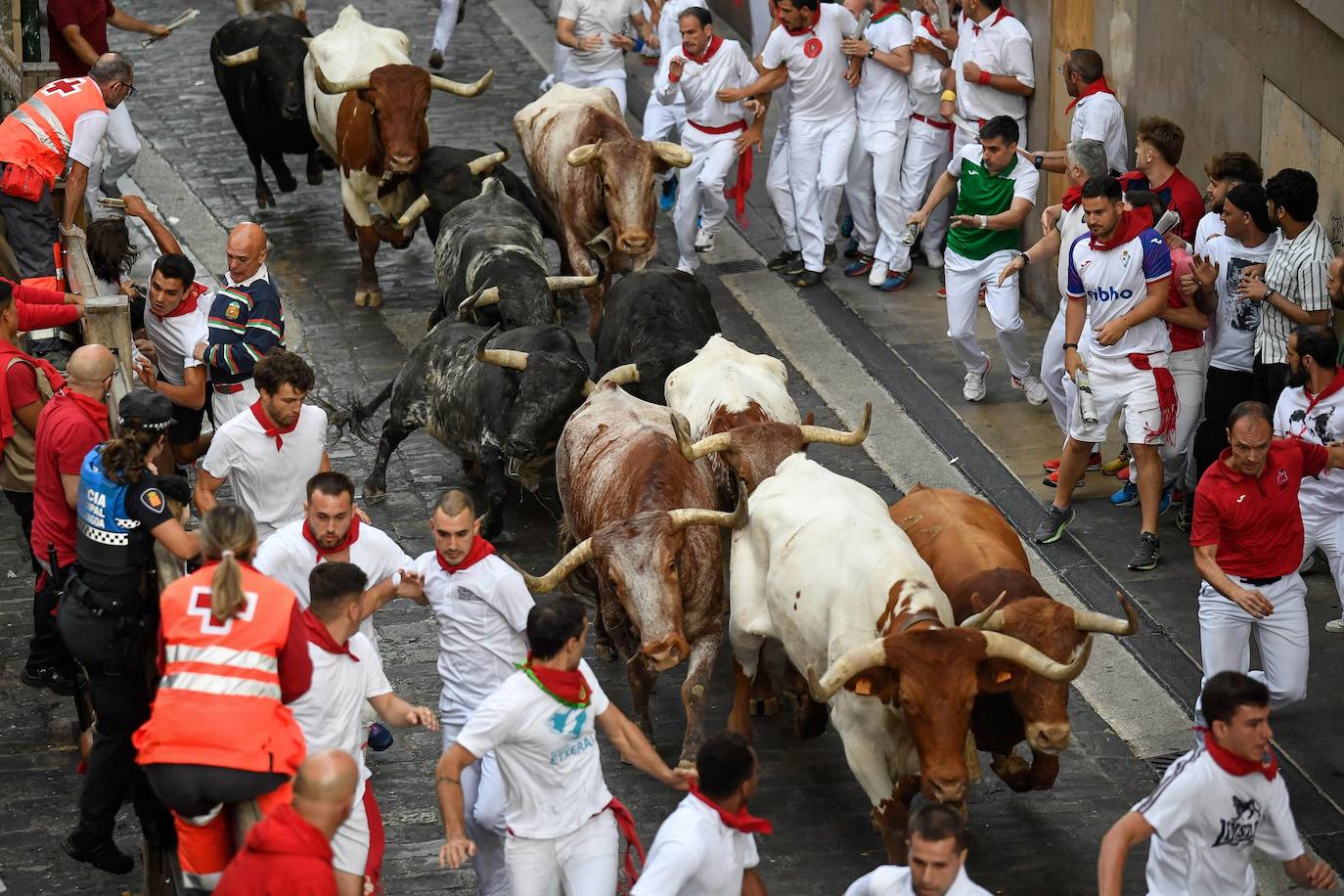 Los Cebada Gago dejan un emocionante y peligroso encierro en San Fermín