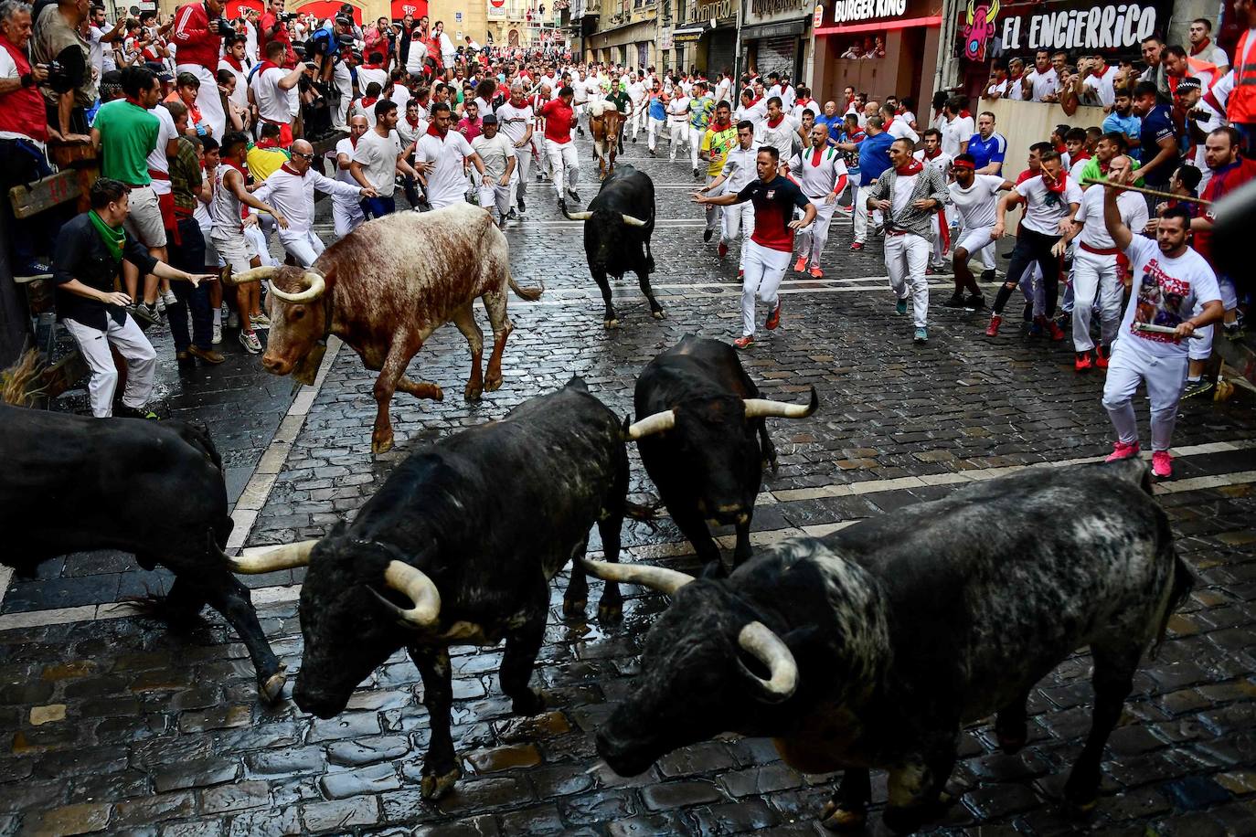 Los Cebada Gago dejan un emocionante y peligroso encierro en San Fermín
