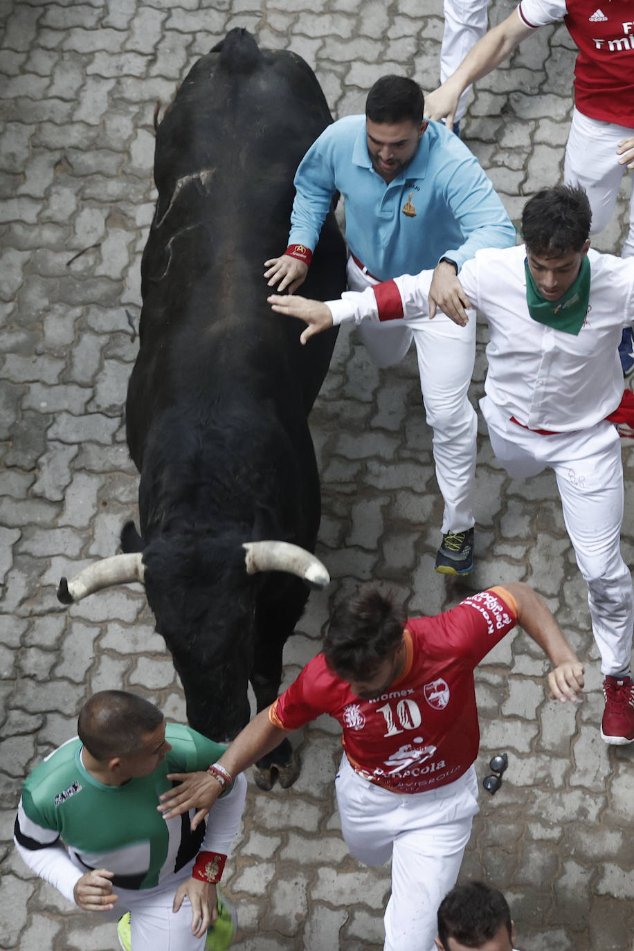 Los Cebada Gago dejan un emocionante y peligroso encierro en San Fermín