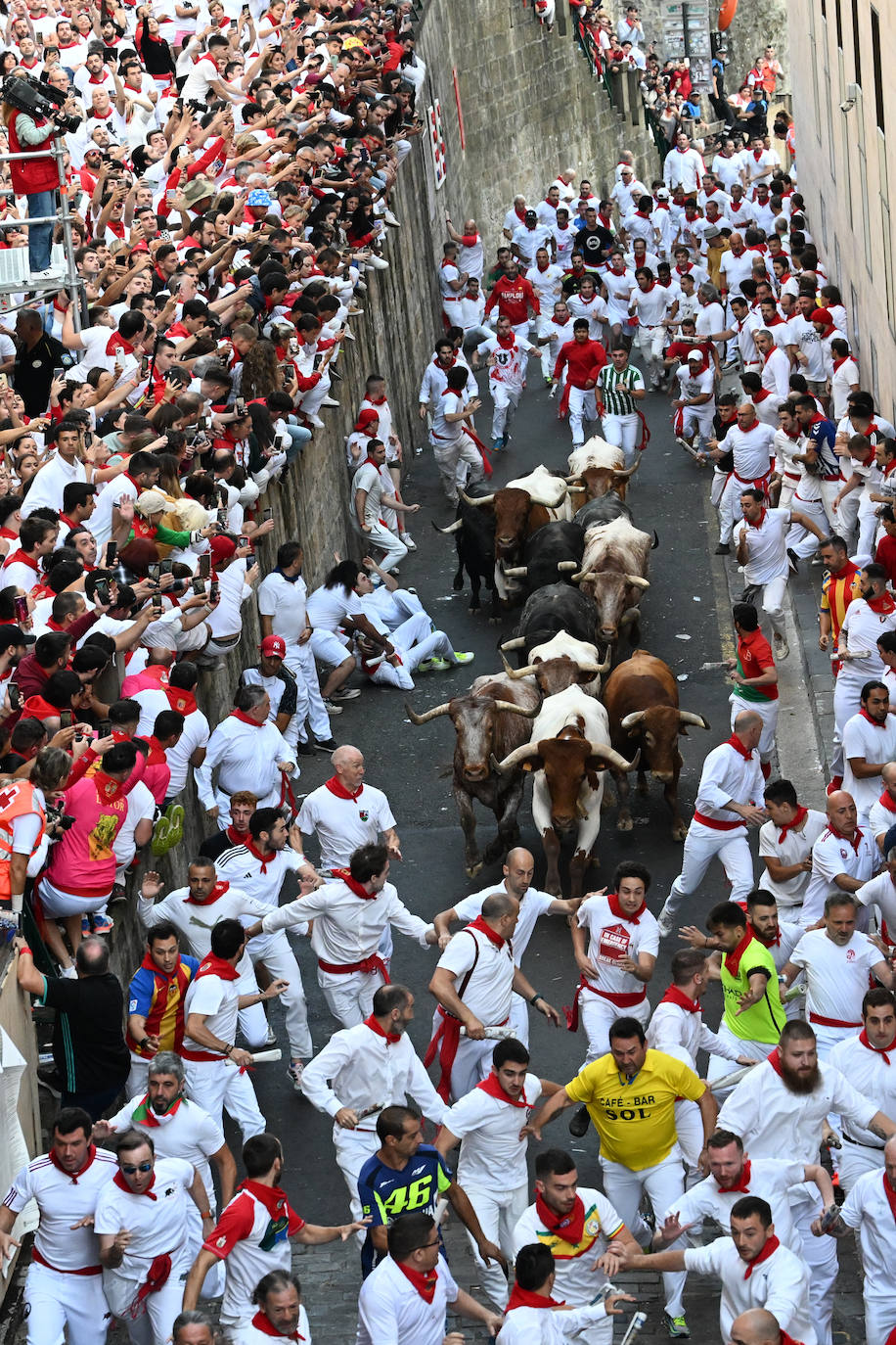 Los Cebada Gago dejan un emocionante y peligroso encierro en San Fermín