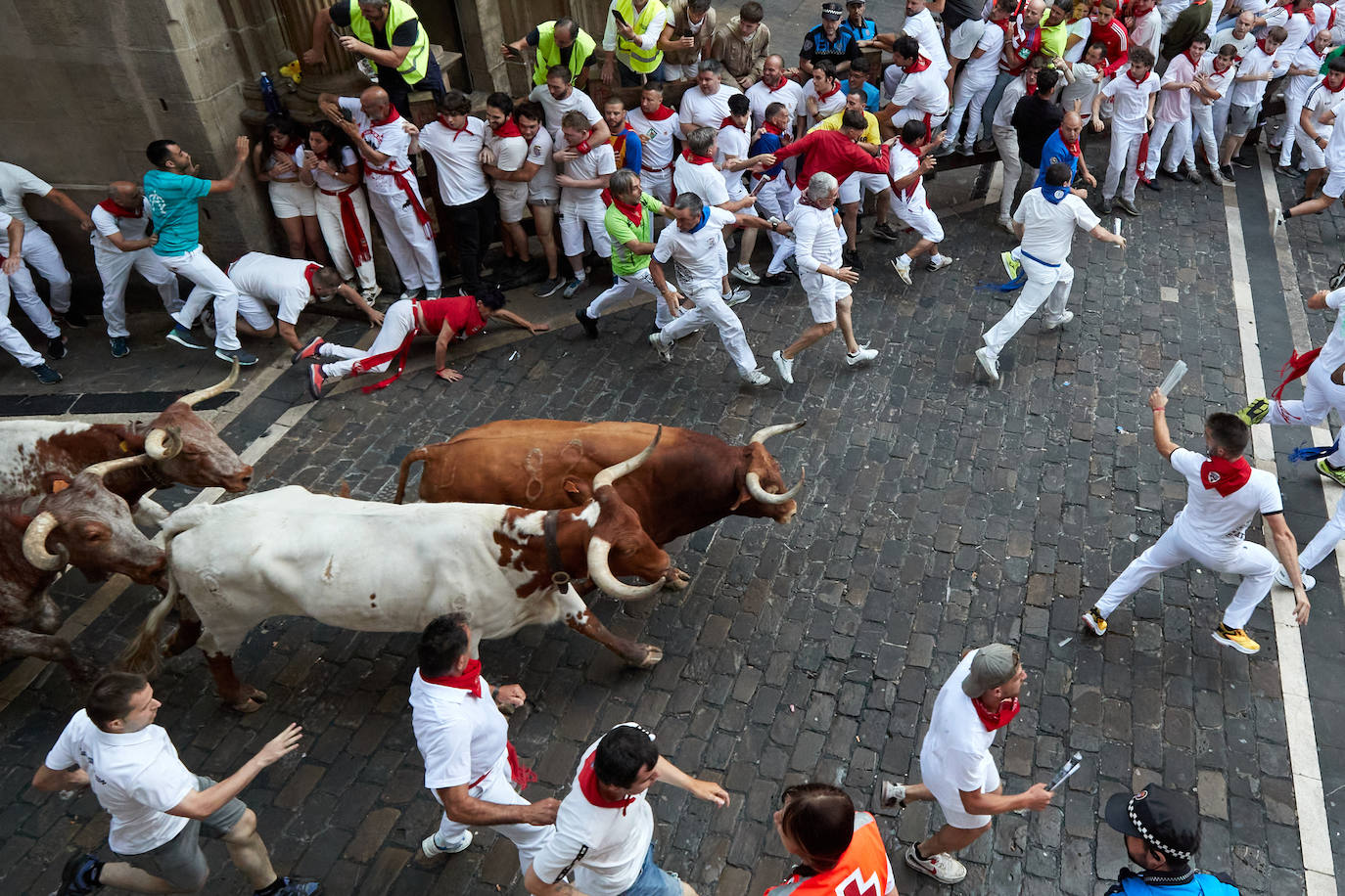 Los Cebada Gago dejan un emocionante y peligroso encierro en San Fermín