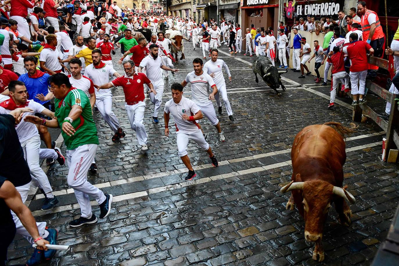 Los Cebada Gago dejan un emocionante y peligroso encierro en San Fermín
