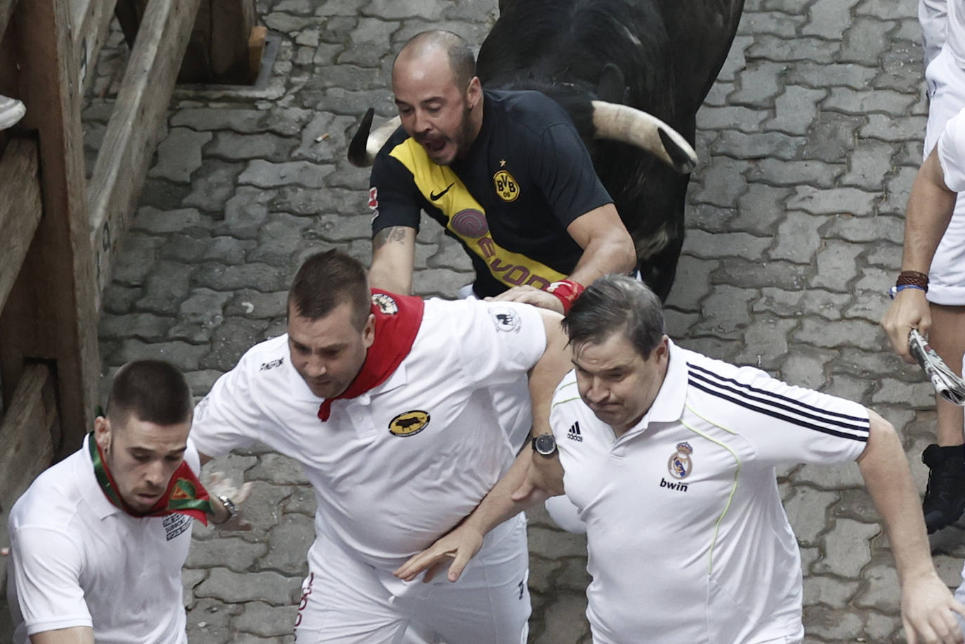 Los Cebada Gago dejan un emocionante y peligroso encierro en San Fermín