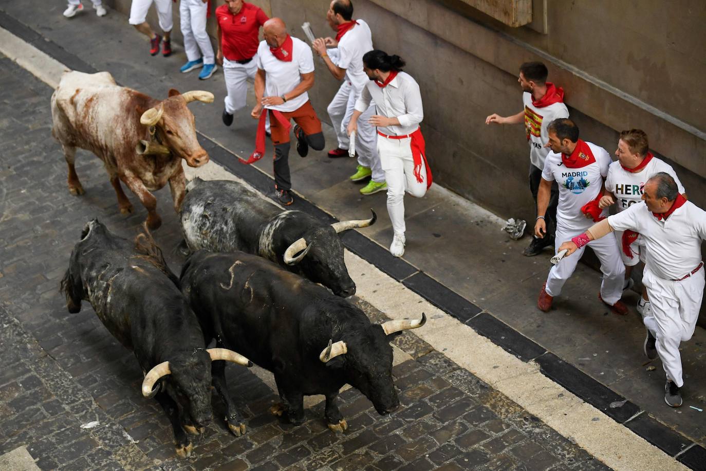 Los Cebada Gago dejan un emocionante y peligroso encierro en San Fermín