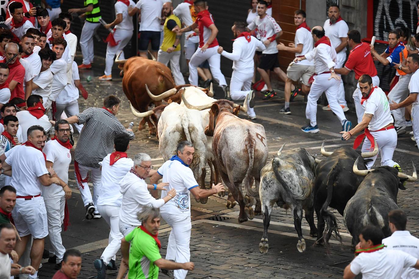 Los Cebada Gago dejan un emocionante y peligroso encierro en San Fermín
