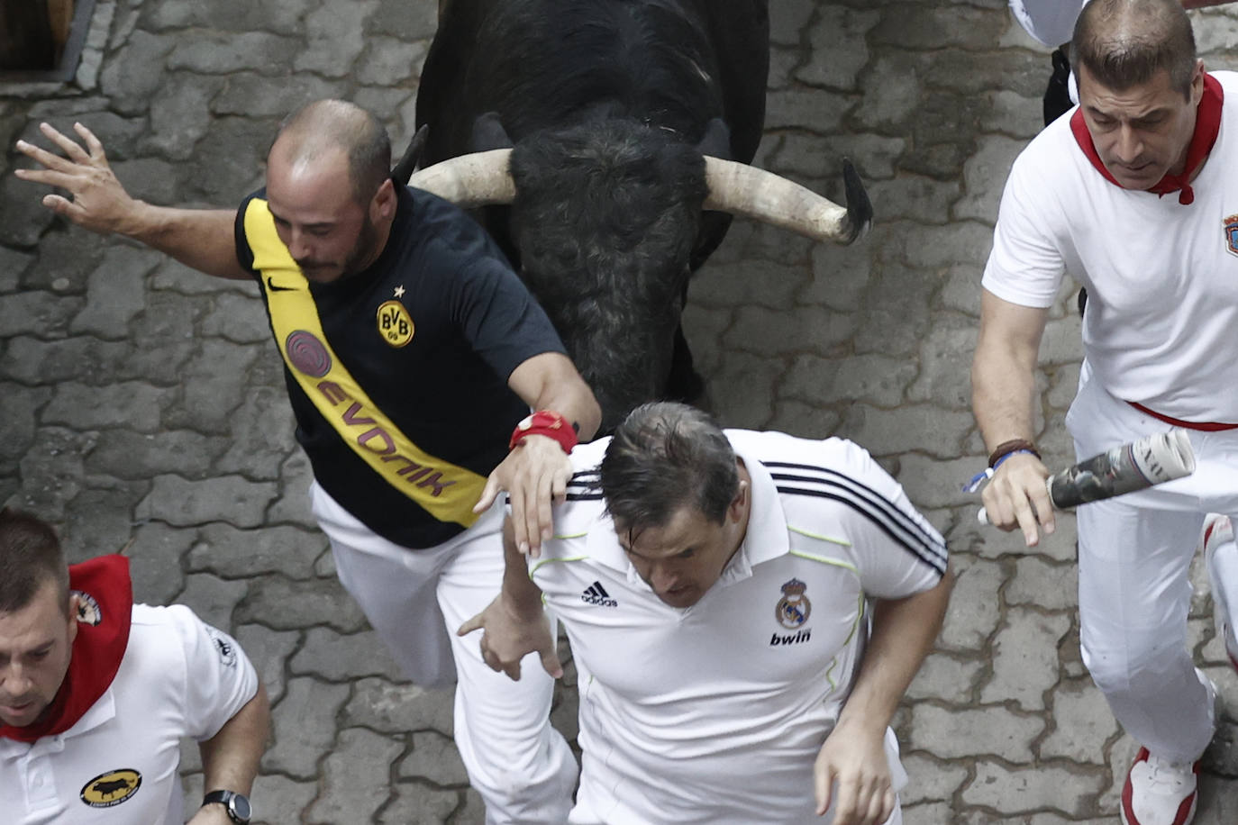 Los Cebada Gago dejan un emocionante y peligroso encierro en San Fermín