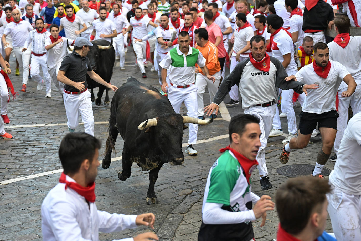 Los Cebada Gago dejan un emocionante y peligroso encierro en San Fermín