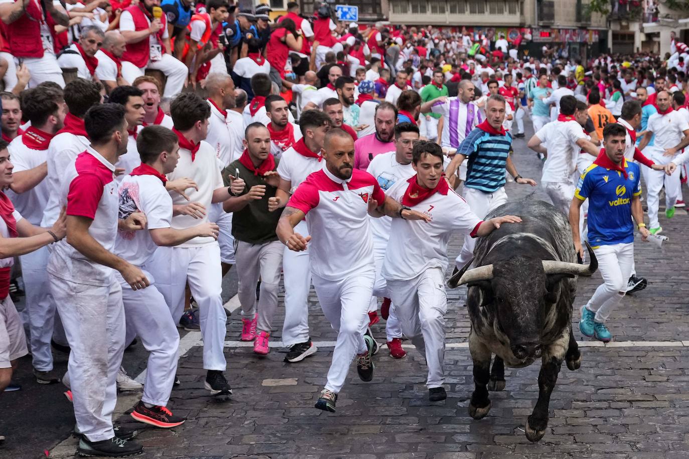 Los Cebada Gago dejan un emocionante y peligroso encierro en San Fermín