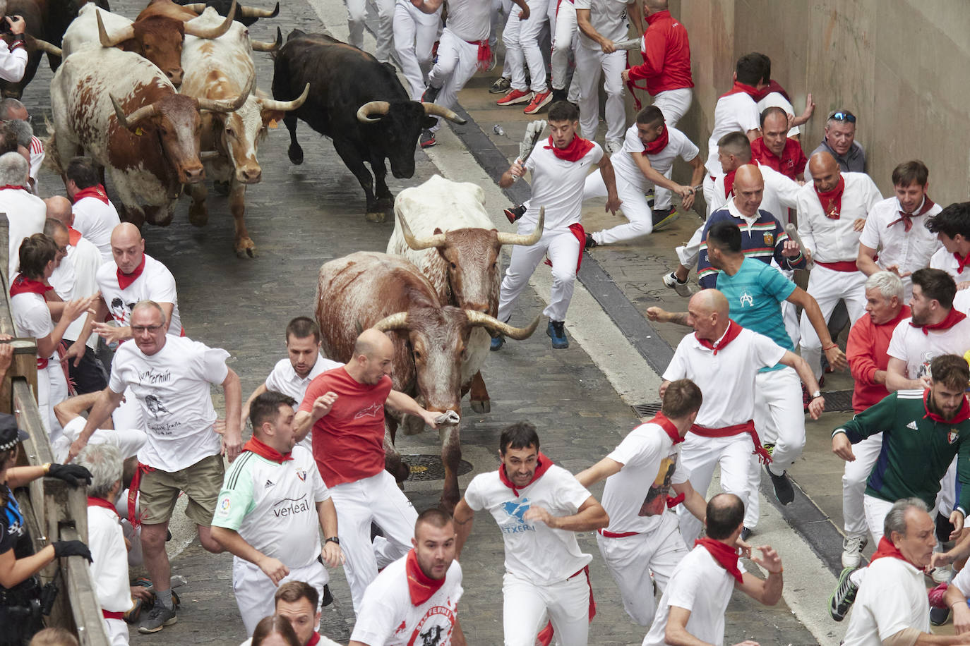 Una multitud de personas corre durante el primer encierro de las Fiestas de San Fermín 2023, con toros de Puerto de San Lorenzo, en Pamplona, Navarra