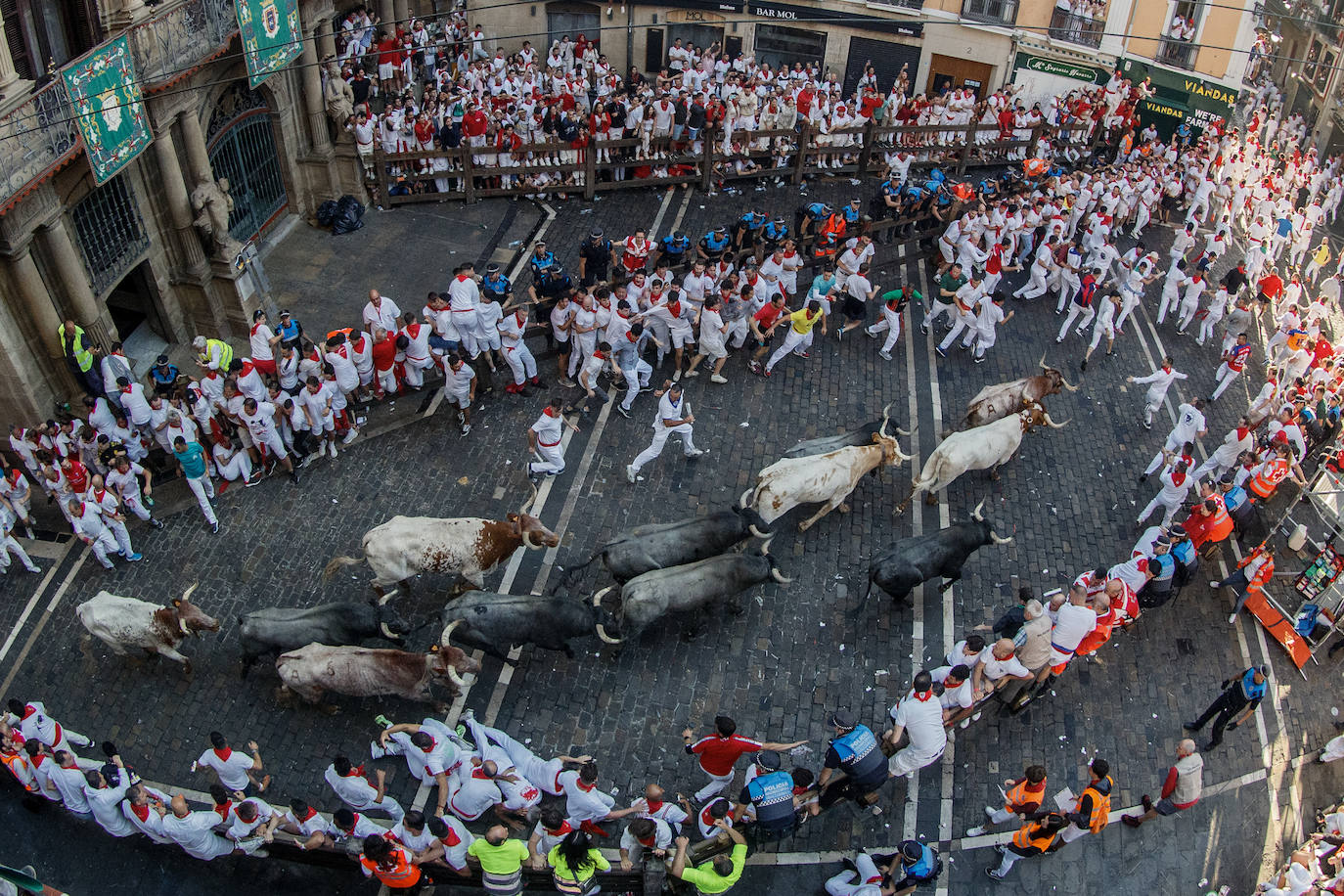 Los toros de la ganadería de José Escolar entran en la plaza del Ayuntamiento en el segundo encierro de los sanfermines 2023