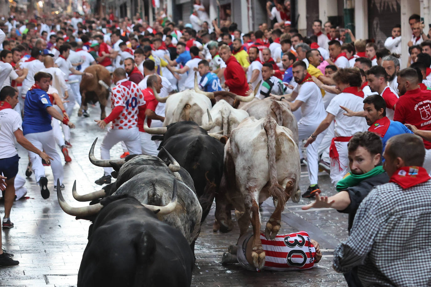 Los toros de la ganadería de Cebada Gago enfilan la Cuesta de Santo Domingo durante el tercer encierro de los sanfermines 2023
