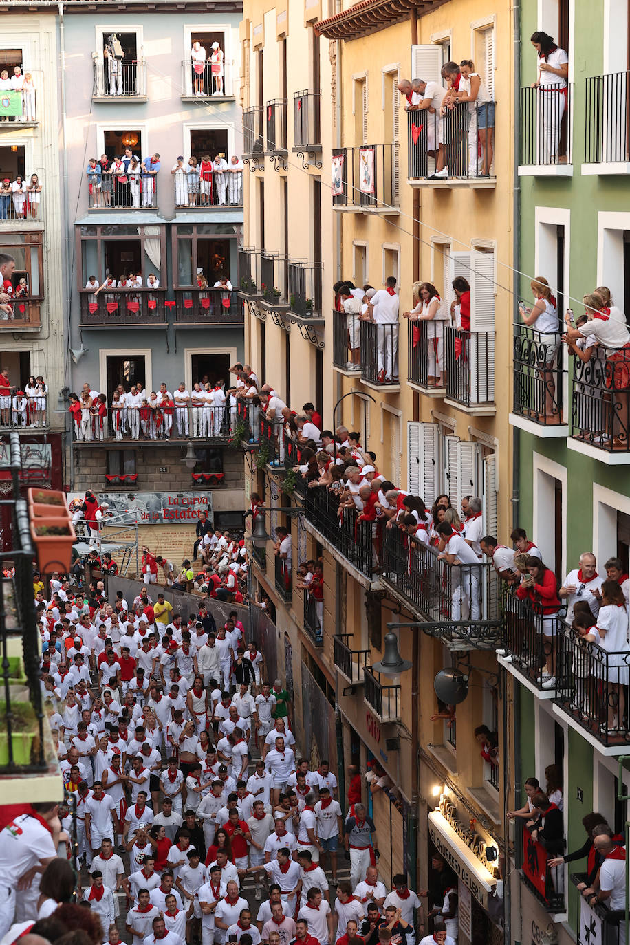 Ambiente durante al cuarto encierro de los sanfermines 2023, protagonizado este lunes por la ganadería de Fuente Ymbro.