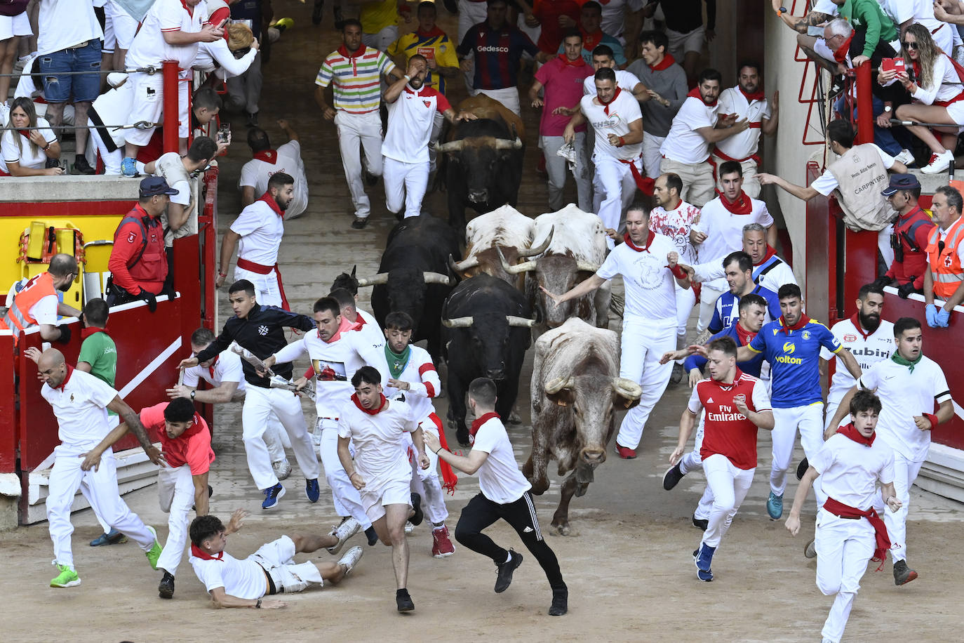  Los toros de la ganadería de Fuente Ymbro entran en la plaza de toros de Pamplona durante el cuarto encierro de los sanfermines 2023