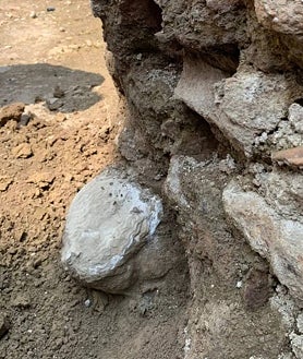 Imagen secundaria 2 - La cabeza se encontró en los cimientos de un muro antiguo, reutilizada como material de construcción. Una práctica común en la Baja Edad Media, que permitió conservar muchas obras de arte 