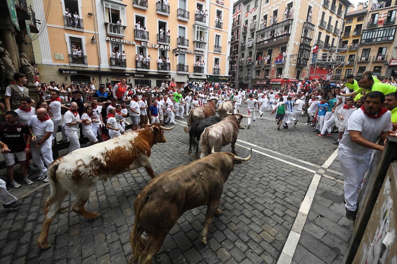 Los participantes corren delante de los toros durante el quinto encierro de los Sanfermínes 2023