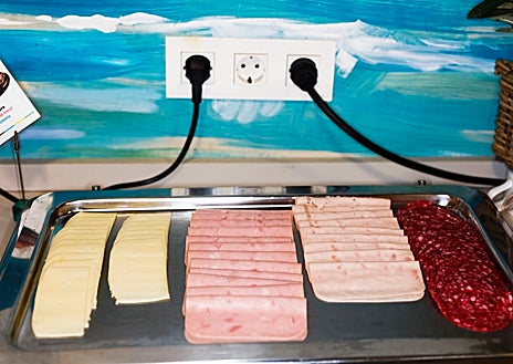 Imagen secundaria 1 - Sobre estas líneas, 'Hotel Casual del Mar, Málaga, Spain' (2022) y 'Upper Crust cafe, Fuengirola, Spain' (2022), de la muestra en el Palacio de la Aduana. Arriba, 'Sorrento. Italia' (2014), en el CAF