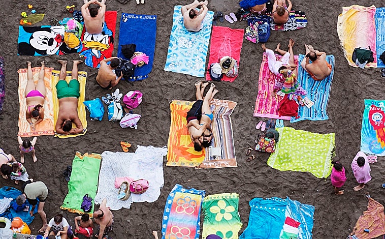 Imagen principal - Sobre estas líneas, 'Hotel Casual del Mar, Málaga, Spain' (2022) y 'Upper Crust cafe, Fuengirola, Spain' (2022), de la muestra en el Palacio de la Aduana. Arriba, 'Sorrento. Italia' (2014), en el CAF