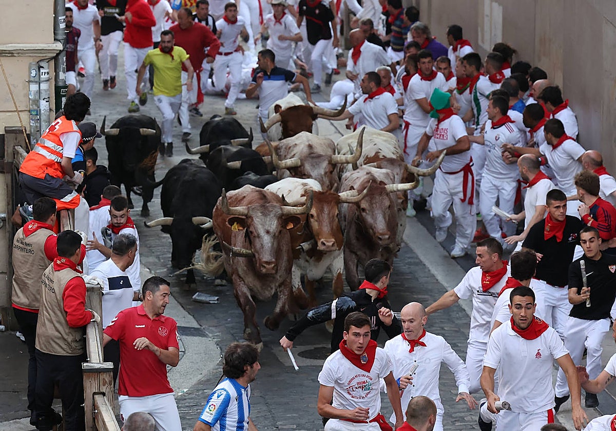 Mozos perseguidos por toros de la ganadería extremeña Jandilla