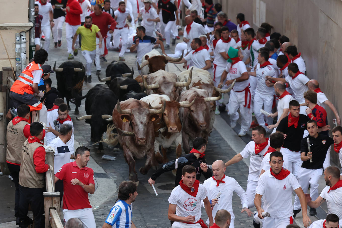 Momento de la carrera del sexto encierro de los Sanfermínes, en Pamplona