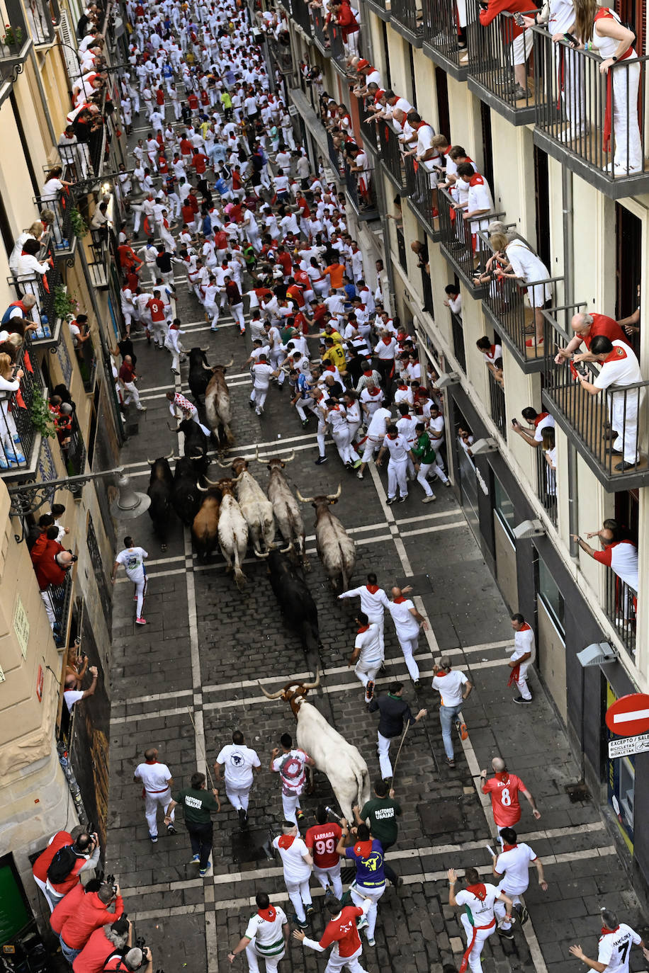 Vista panorámica de uno de los momentos del sexto encierro de los Sanfermínes