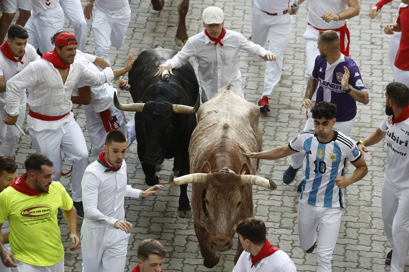 Ambiente durante la cerrera del sexto encierro que ha tenido una duración de 2 minutos y 31 segundos
