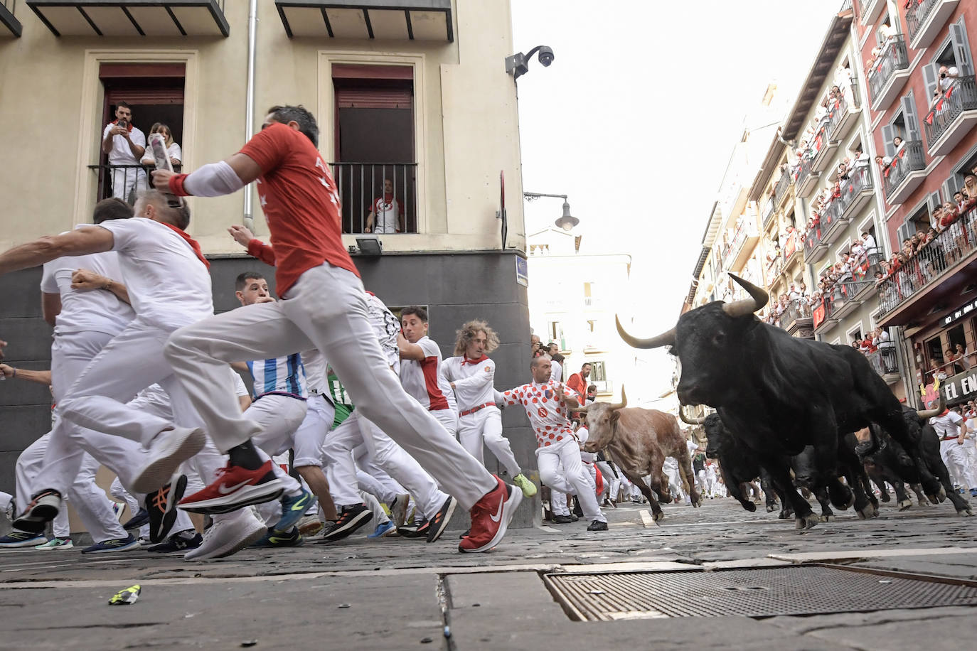 Los veloces toros persiguen a los mozos durante el encierro de este miércoles