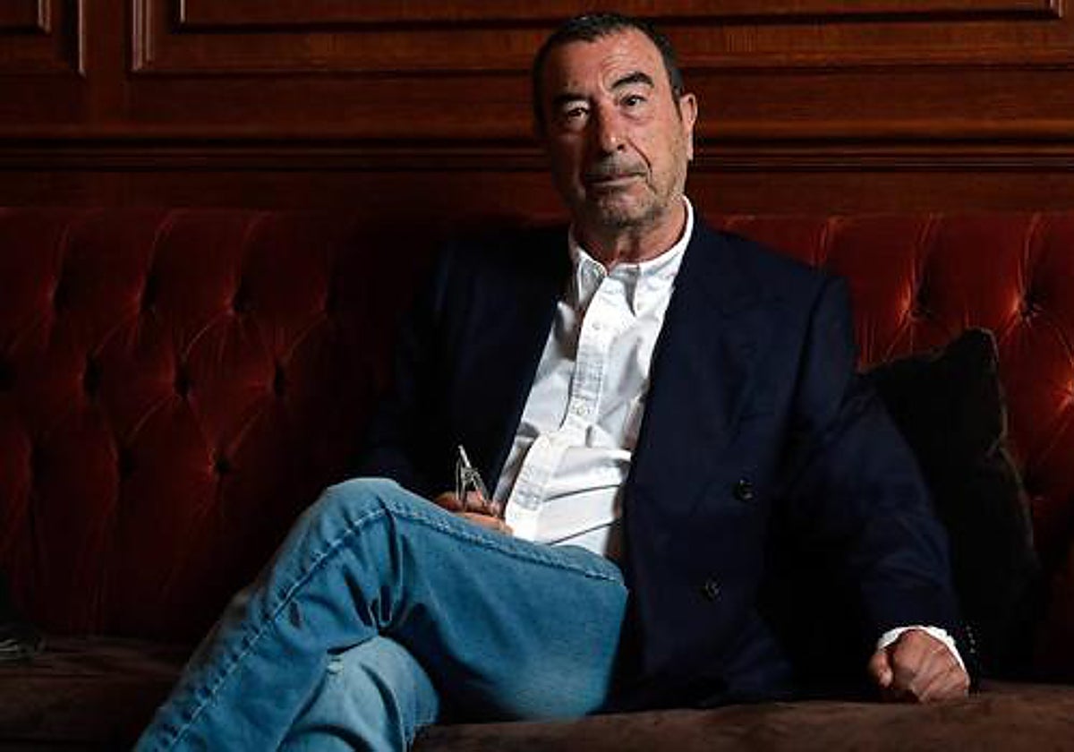 Garci  es de los pocos seres humanos que todavía habla por el teléfono fijo