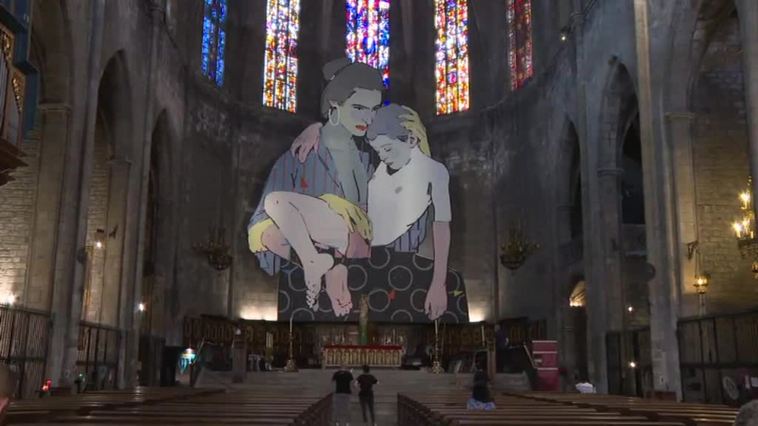 Un artista callejero crea un mural en el interior de una iglesia de Barcelona