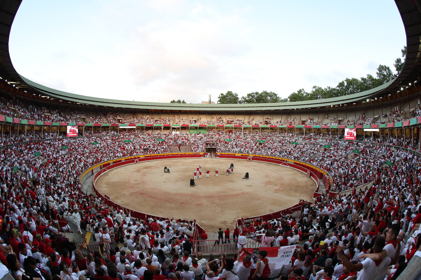 La plaza de toros de Pamplona llena este juevespara el séptimo encierro de los sanfermines, con astados de la ganadería de Victoriano del Río