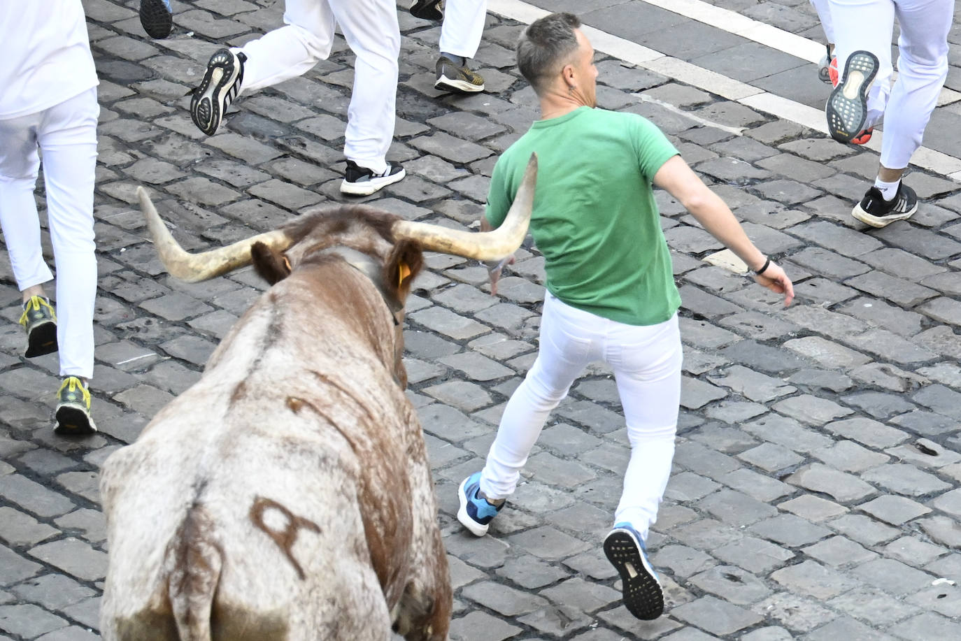 Un mozo a punto de ser embestido por un toro, este jueves en Pamplona