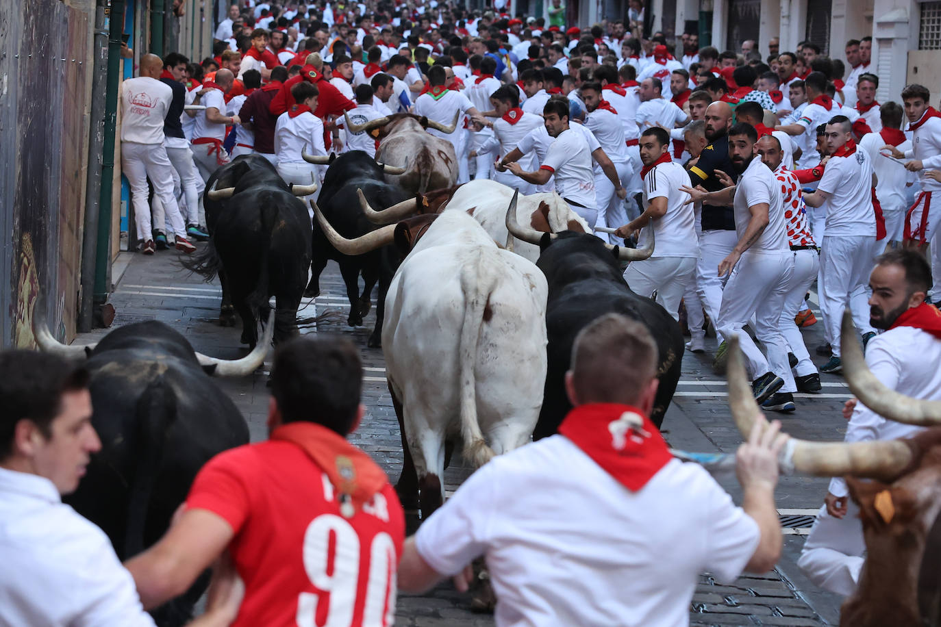 Los mozos corren durante del séptimo encierro de los sanfermines con toros de la ganadería de Victoriano del Río