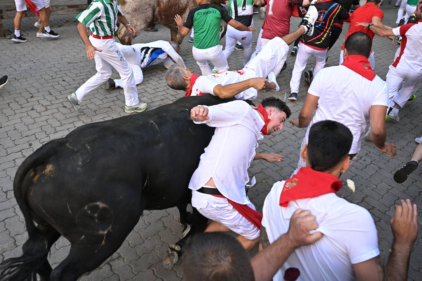 Un mozo volteado, durante del séptimo encierro de los sanfermines