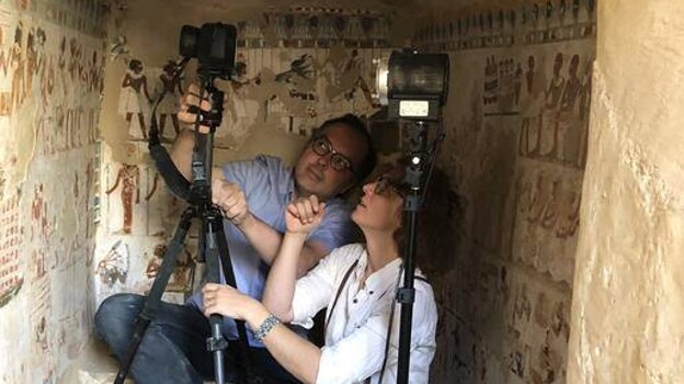 Philippe Walter y Catherine Defeyt utilizando el dispositivo científico portátil en la necrópolis tebana.