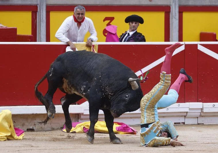 Durísimo el impacto de Rubén Pinar contra la arena tras ser prendido por el primer toro de Miura