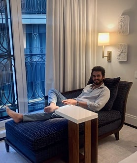 Imagen secundaria 2 - De arriba abajo: las orquídeas sin tierra, la escultura de Kaws, una suerte de expulsión del paraíso, y el plumilla probando el diván de las grandes preocupaciones