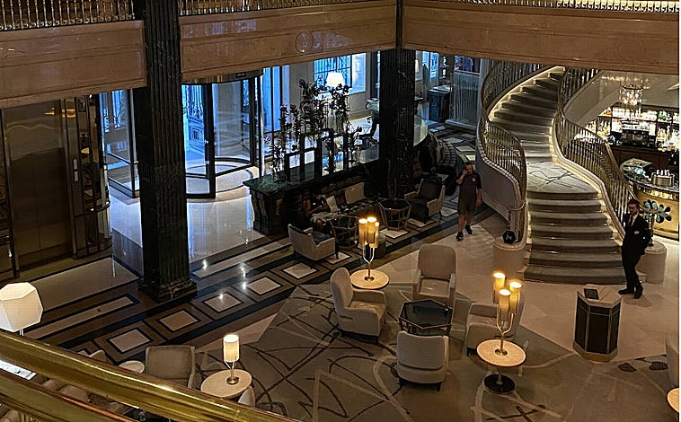 Imagen principal - De arriba abajo: el hall del hotel, un detalle del minibar y la vista a los jardines verticales desde la habitación