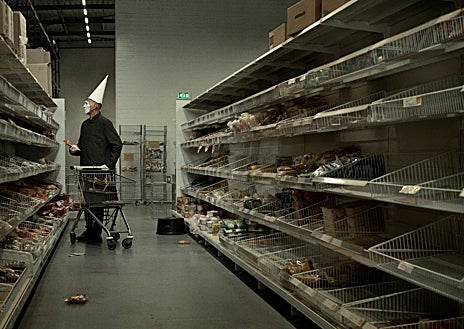 Imagen secundaria 1 - Sobre estas líneas, '9.50 am' (de la serie 'April Fool 2020') y 'Hua Hai 116, Retrato 02', de la serie 'Shanghái'. Arriba 'Troy', del conjunto 'Grief'