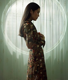 Imagen secundaria 2 - Sobre estas líneas, '9.50 am' (de la serie 'April Fool 2020') y 'Hua Hai 116, Retrato 02', de la serie 'Shanghái'. Arriba 'Troy', del conjunto 'Grief'