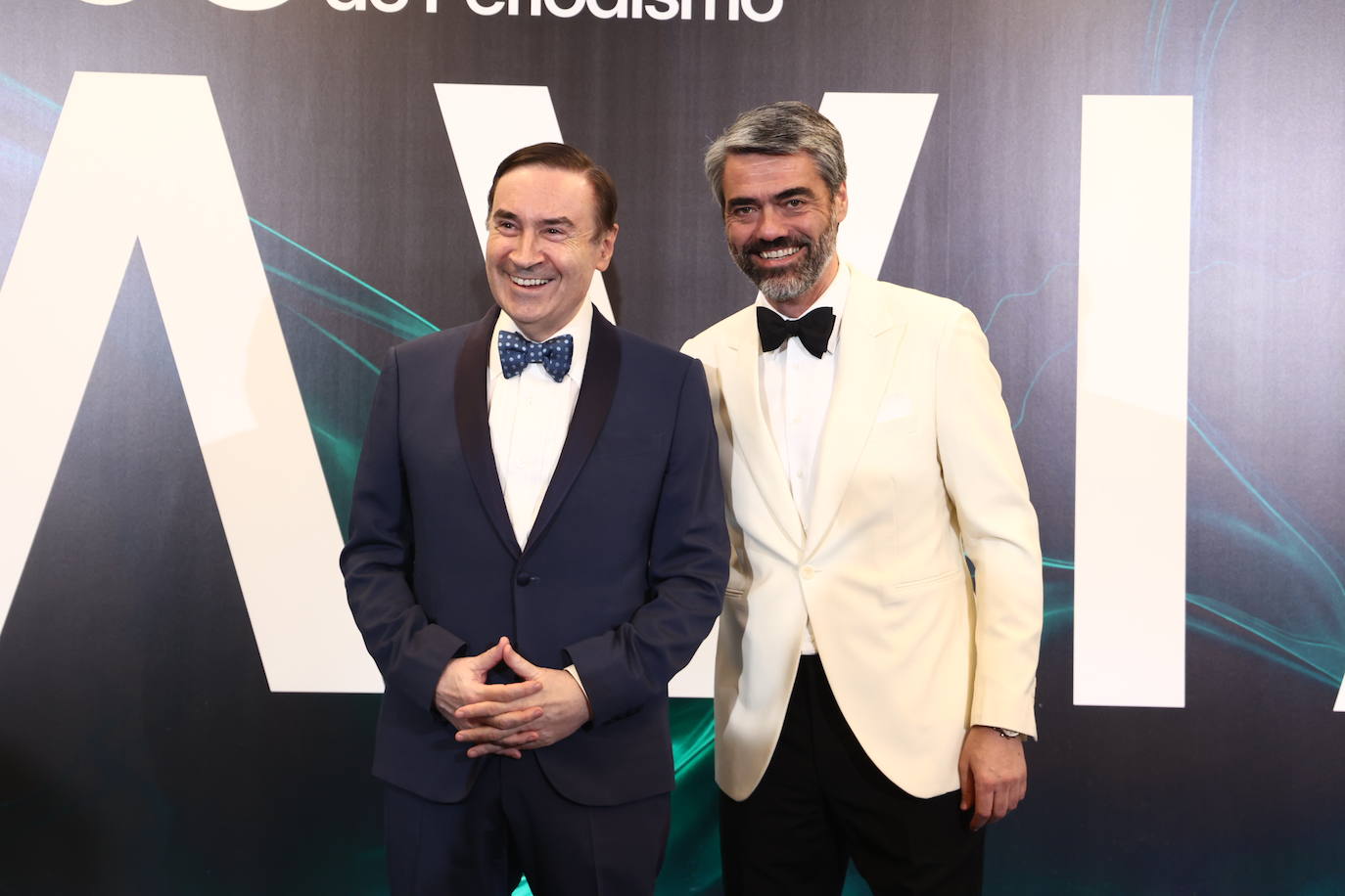 El periodista Pedro J Ramírez, director de 'El Español',  y Luis Enríquez, consejero delegado de Vocento, en la gala de los Cavia 2023