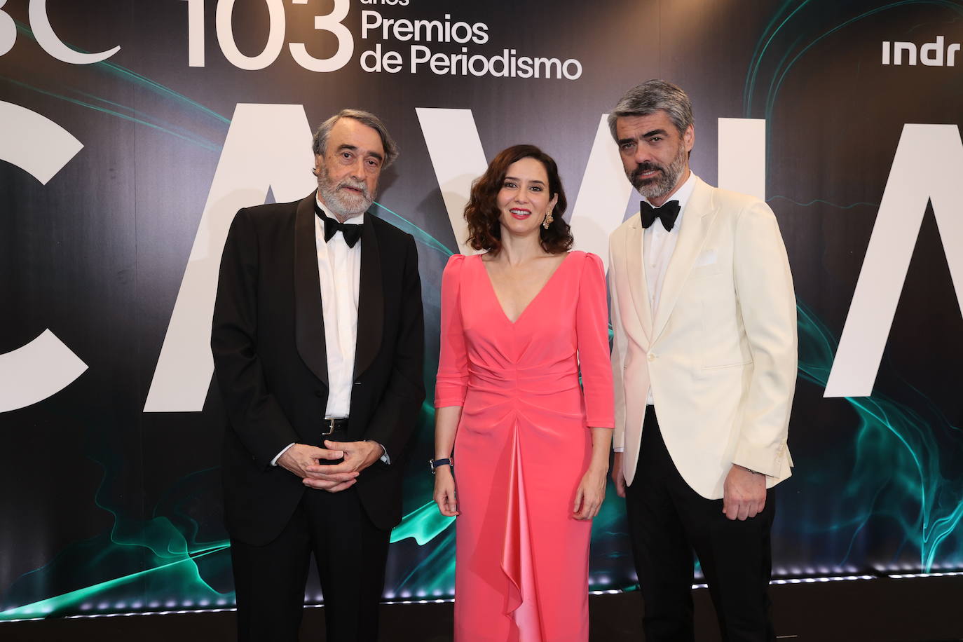 La presidenta de la Comunidad de Madrid, Isabel Díaz Ayuso, posa entre el periodista Pedro García Cuartango y el consejero delegado de Vocento, Luis Enríquez