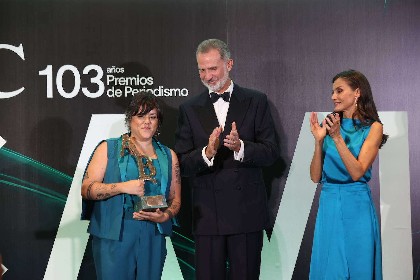 Don Felipe junto a la Reina Letizia entregando el premio Mingote a Flavia Álvarez-Pedrosa Pruvost, más conocida como Flavita Banana