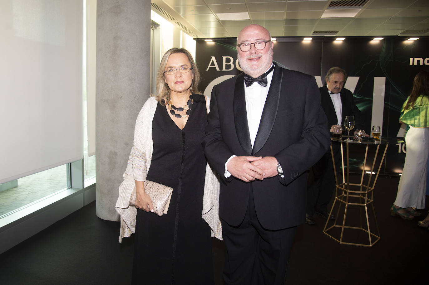 La subdirectora de ABC Elena de Miguel junto a Eduardo Peralta, director del 'Ideal', en los premios Cavia 2023