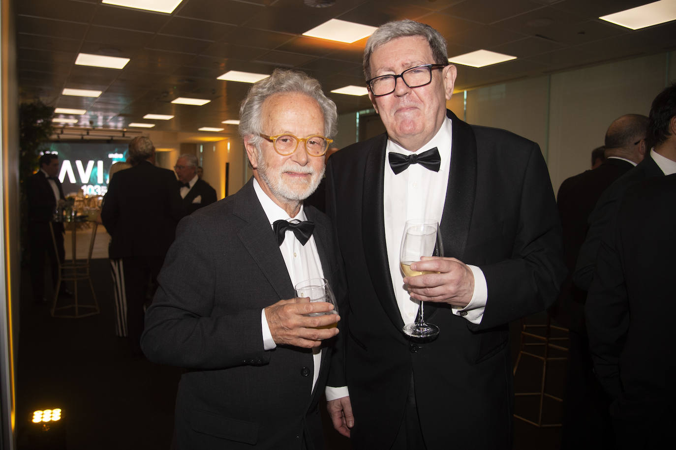 El cineasta Fernando Colomo junto a Juan Manuel Bonet